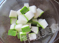 冬瓜莲米绿豆粥,<a style='color:red;display:inline-block;' href='/shicai/ 56'>冬瓜</a>洗净,带皮切成丁