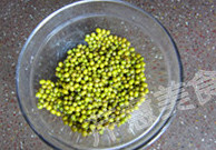 冬瓜莲米绿豆粥,<a style='color:red;display:inline-block;' href='/shicai/ 453'>绿豆</a>拣去杂质,洗净