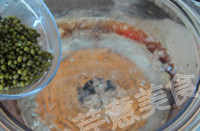 冬瓜莲米绿豆粥,锅中坐水烧开,水沸腾后放入绿豆