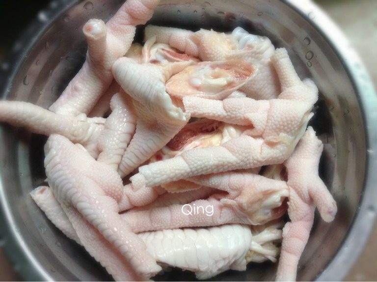 虎皮凤爪,如图<a style='color:red;display:inline-block;' href='/shicai/ 89'>鸡爪</a>洗净切去鸡脚指，再将<a style='color:red;display:inline-block;' href='/shicai/ 89'>鸡爪</a>一分为二