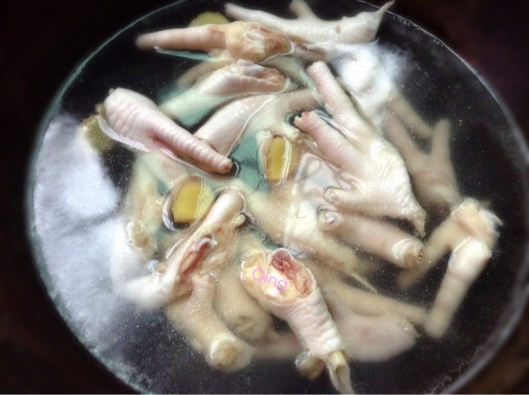 虎皮凤爪,如图锅里烧开水放几片<a style='color:red;display:inline-block;' href='/shicai/ 37'>姜</a>下鸡爪煮2分钟