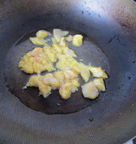 鸡油香葱手抓饼,从肥鸡腹部和皮下剔下脂肪，洗净，放进炒锅，加少许清水，小火慢煮