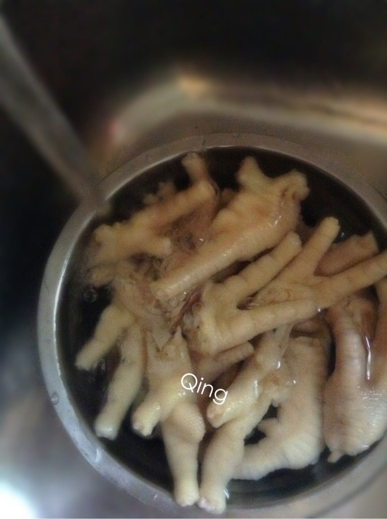 虎皮凤爪,如图再将鸡爪捞出过冷水冲洗