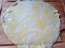鸡油香葱手抓饼,饧好的面团擀成薄饼;均匀抹上一层<a style='color:red;display:inline-block;' href='/shicai/ 855'>鸡油</a>