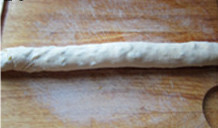 鸡油香葱手抓饼,均匀撒上盐、<a style='color:red;display:inline-block;' href='/shicai/ 12043'>花椒粉</a>和葱花;卷成长条