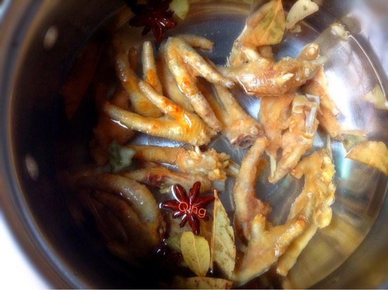 虎皮凤爪,如图将炸好的鸡翅放入冰水或冷水里加<a style='color:red;display:inline-block;' href='/shicai/ 741'>香叶</a>和<a style='color:red;display:inline-block;' href='/shicai/ 695'>八角</a>泡上两小时，同时将<a style='color:red;display:inline-block;' href='/shicai/ 664'>花生</a>也用水泡着（分开）