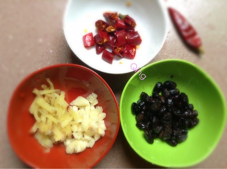 虎皮凤爪,如图准备调料：干辣椒，姜，蒜，<a style='color:red;display:inline-block;' href='/shicai/ 10082'>豆鼓</a>，糖，<a style='color:red;display:inline-block;' href='/shicai/ 692'>酱油</a>，耗油，<a style='color:red;display:inline-block;' href='/shicai/ 3738'>芝麻油</a>