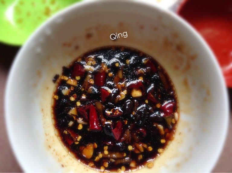 虎皮凤爪,如图拌成酱汁备用