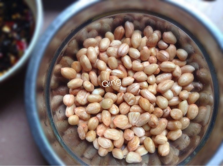 虎皮凤爪,如图泡好的花生用碗装置于碗底