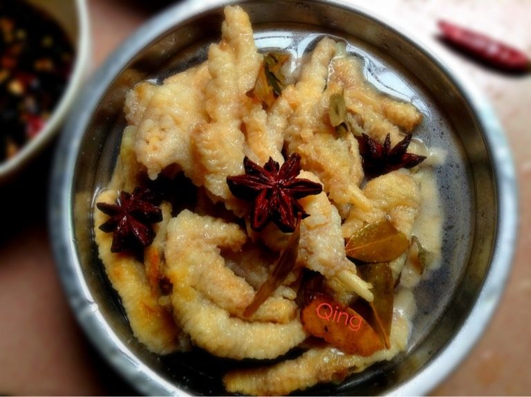 虎皮凤爪,如图再将鸡爪放上，加点泡鸡爪的水上锅蒸30分钟
