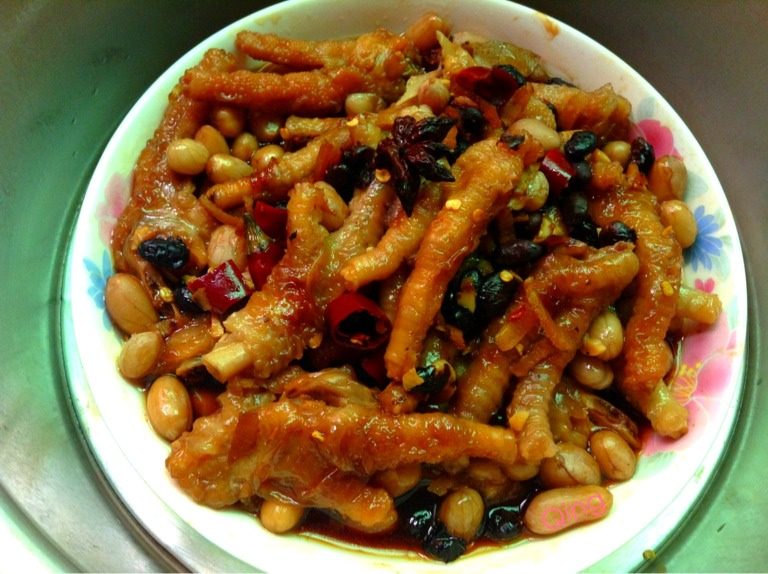 虎皮凤爪,如图再将花生鸡爪取出加酱汁拌均匀再蒸30分钟即可