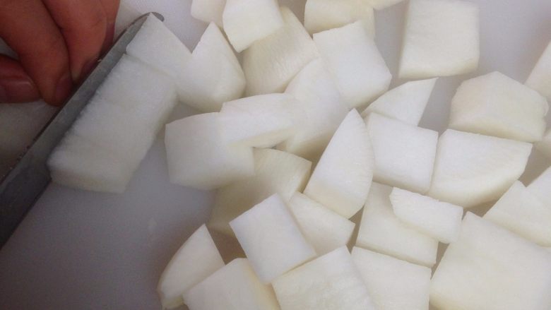 红烧豆瓣牛肉炖萝卜,白萝卜洗净切丁