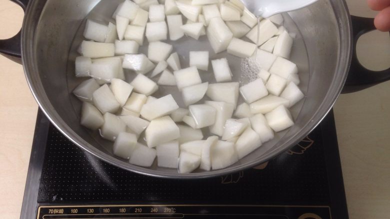 红烧豆瓣牛肉炖萝卜,切好的白萝卜加入适量的清水烧开煮熟