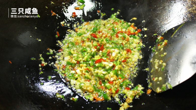 凉拌皮蛋豆腐,随后放入青椒红尖椒一同翻炒,翻炒出香味即可