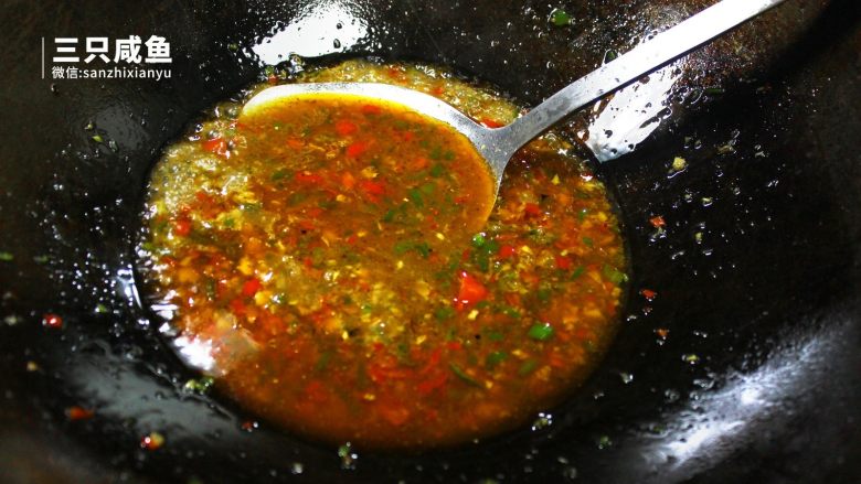 凉拌皮蛋豆腐,最后放入事先准备好的秘制<a style='color:red;display:inline-block;' href='/shicai/ 3745'>卤水</a>和20ml的开水调味(按个人口味调配)