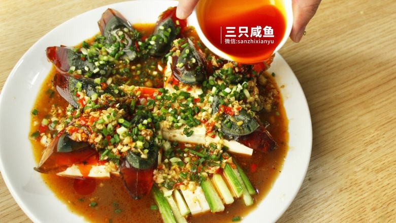 凉拌皮蛋豆腐,紧接着将<a style='color:red;display:inline-block;' href='/shicai/ 4965'>红油</a>淋上,撒些葱花点缀