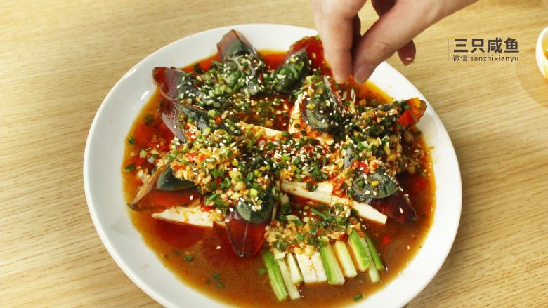 凉拌皮蛋豆腐,撒上一些爆香后的<a style='color:red;display:inline-block;' href='/shicai/ 678'>白芝麻</a>,整道菜会更加香