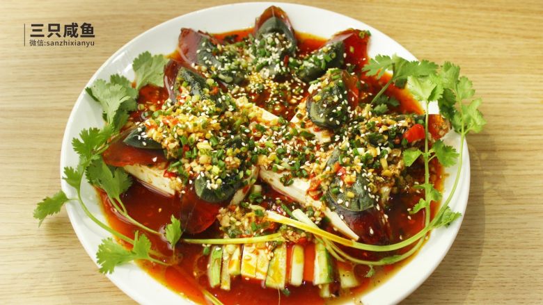 凉拌皮蛋豆腐,一道美味的凉拌皮蛋豆腐就完成啦,放入冰箱里冷冻一下,在酷夏中风味更佳哦