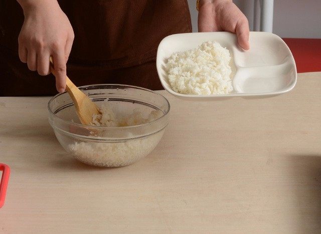 千页豆腐红烧肉盖浇饭,米饭盛入盘中打松散待用