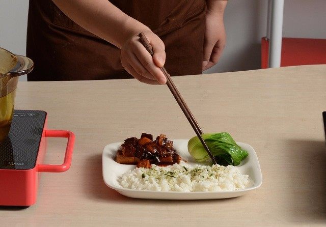 千页豆腐红烧肉盖浇饭,烫好的青菜摆放在一旁