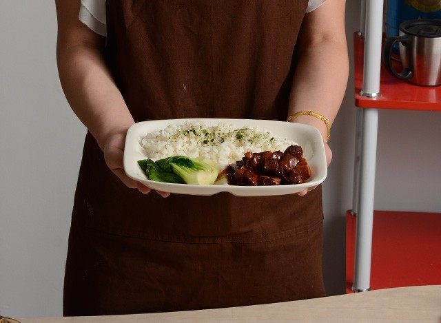 千页豆腐红烧肉盖浇饭,米饭上撒上海苔芝麻即可享用