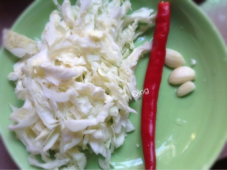 肉末粉条,如图<a style='color:red;display:inline-block;' href='/shicai/ 3511'>包菜</a>切碎，蒜头拍碎，辣椒切好，<a style='color:red;display:inline-block;' href='/shicai/ 429'>瘦肉</a>剁成肉末用盐，<a style='color:red;display:inline-block;' href='/shicai/ 692'>酱油</a>，生粉拌均匀