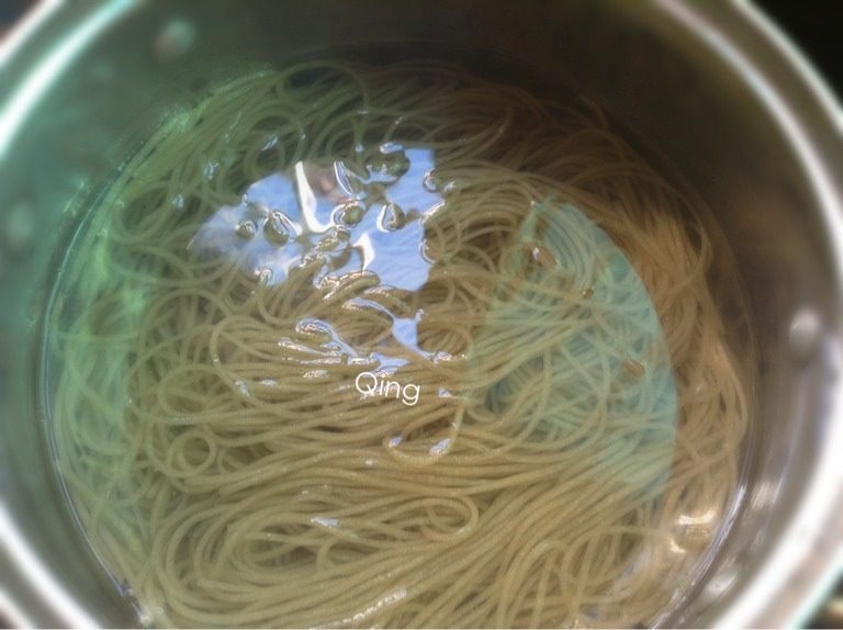 肉末粉条,如图红薯粉放开水里烫一下捞出