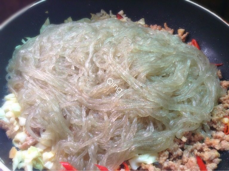 肉末粉条,如图再放红薯粉，