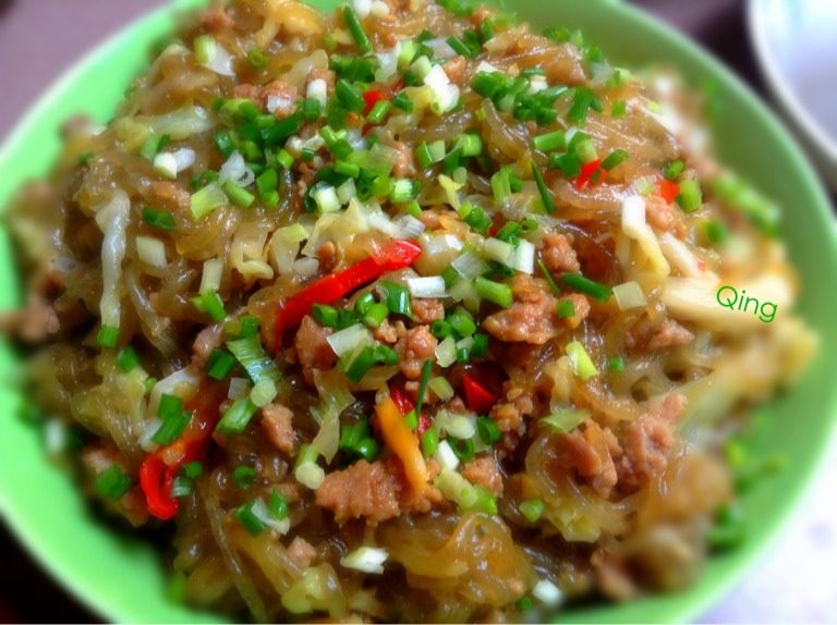 肉末粉条,如图放入适量盐，醋，滴几滴酱油翻炒，太干的话加点水翻炒均匀，出锅散葱花即可。