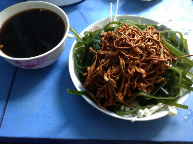 凉拌虫草花,将材料洗干净装盘