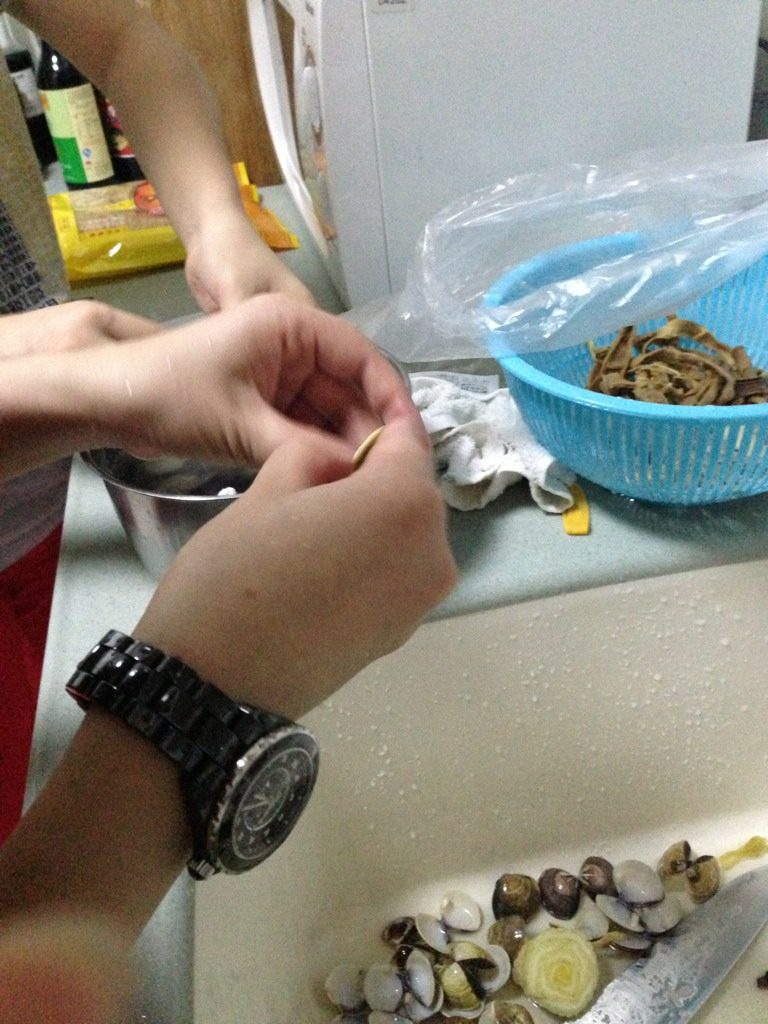 简单美味蛤蜊毛豆,把煮过的蛤蜊去壳