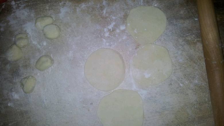 猪肉韭菜饺,取一部分面团揉成长条，再切成小块。用擀面杖擀成中间稍厚四周薄的薄皮