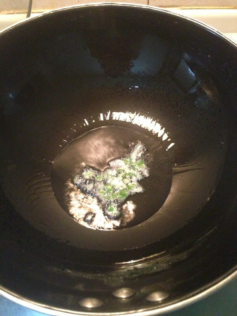 酸辣白菜粉,热锅放油,热至六分后放葱蒜末爆香