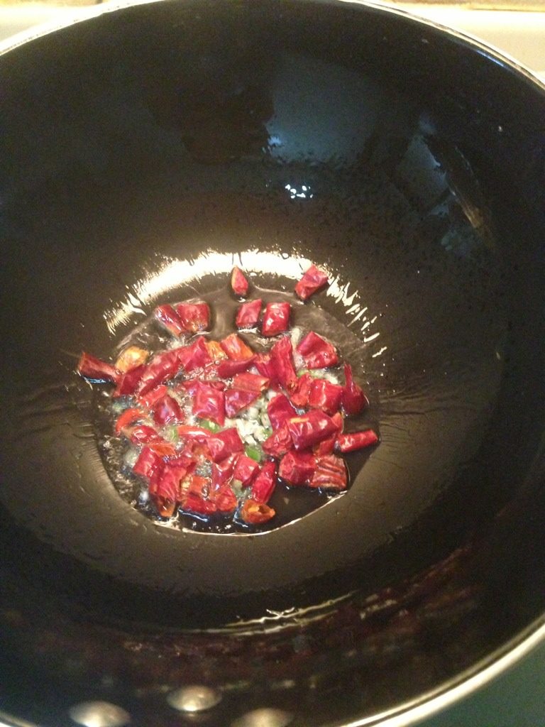 酸辣白菜粉,然后放入掰碎的<a style='color:red;display:inline-block;' href='/shicai/ 86474'>干辣椒</a>,转中火炒出香味,辣椒呈酒红色