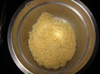 黄桃香酥面包块,然后加入低粉,双手轻搓即成。