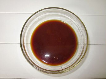 红烧日本豆腐,取干淀粉适量、<a style='color:red;display:inline-block;' href='/shicai/ 721'>蚝油</a>1汤匙、<a style='color:red;display:inline-block;' href='/shicai/ 788'>生抽</a>1汤匙、<a style='color:red;display:inline-block;' href='/shicai/ 10588'>糖</a>半勺、<a style='color:red;display:inline-block;' href='/shicai/ 756'>鸡精</a>和水各适量，放进一碗里，搅拌均匀成酱汁备用。