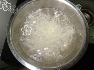 微波杏仁豆腐,取一干净大碗,把琼脂放在冷水中浸泡至软