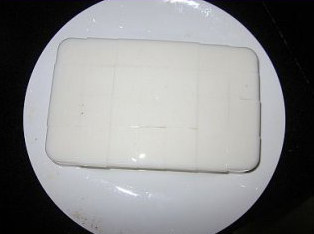 微波杏仁豆腐,一小时后,倒扣,切成小方块