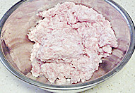 灌汤包,五花肉馅、瘦肉馅添少许的清水,用筷子不停搅拌上劲