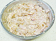 灌汤包,加入切碎的<a style='color:red;display:inline-block;' href='/shicai/ 4138'>猪皮冻</a>,搅拌均匀后盖保鲜膜放冰箱冷藏一下