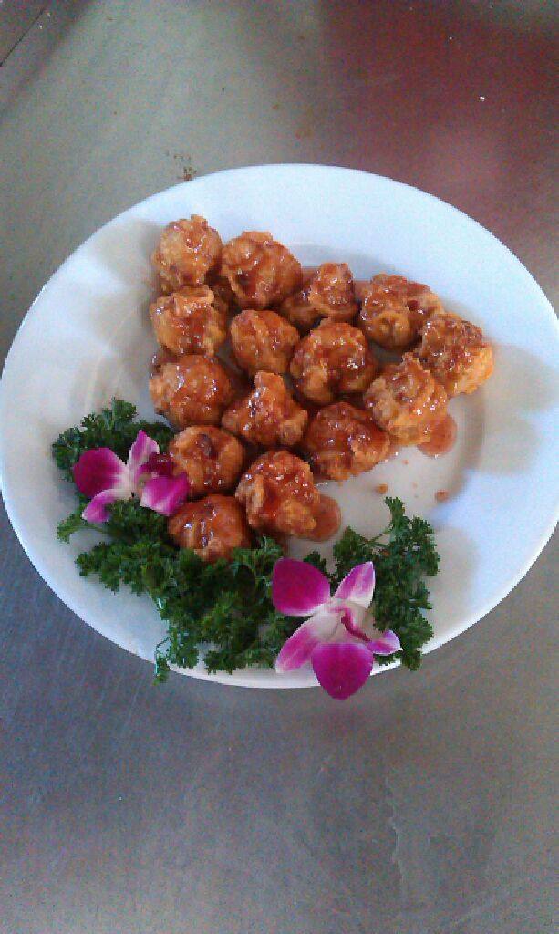 香妃草莓肉,锅里留少许油加<a style='color:red;display:inline-block;' href='/shicai/ 2869'>草莓酱</a>炒匀淋在肉丸上即可