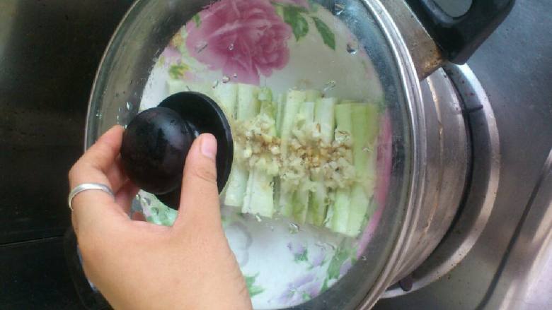 蒜蓉蒸丝瓜,撒少许<a style='color:red;display:inline-block;' href='/shicai/ 10588'>糖</a>，均匀淋上五谷鲜、少许<a style='color:red;display:inline-block;' href='/shicai/ 847'>香油</a>。上锅蒸5-8分钟。