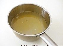 红糖小米粥,黄小米淘洗干净,放入汤锅内用清水浸泡30分钟。
