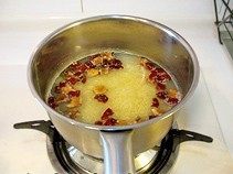 红糖小米粥,待小米粒开花时放入红枣碎,搅拌均匀后继续熬煮,待红枣软烂后放入<a style='color:red;display:inline-block;' href='/shicai/ 882'>红糖</a>,花生碎拌匀,再熬煮几分钟就可以了