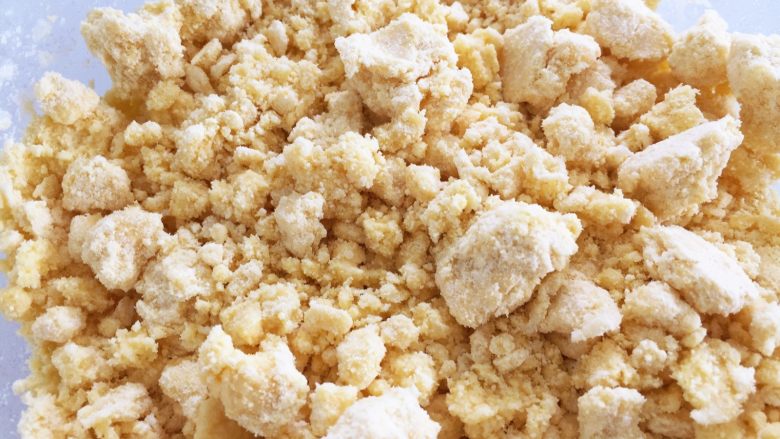 彩蔬虾仁蒸玉米挞—让宝宝直接端着玉米小碗开动吧!,用筷子搅拌成絮状后用手搓揉