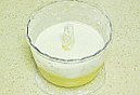 冰蓝莓芝士,筛入<a style='color:red;display:inline-block;' href='/shicai/ 548'>低筋面粉</a>和淀粉,略微搅打,混合均匀即可停止搅拌