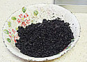 冰蓝莓芝士,<a style='color:red;display:inline-block;' href='/shicai/ 11036'>奥利奥饼干</a>放入袋中碾碎，加入液化的<a style='color:red;display:inline-block;' href='/shicai/ 887'>黄油</a>，拌匀