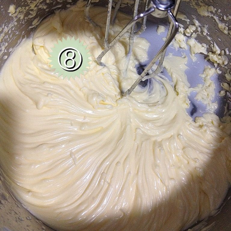 电饭锅版•巧克力蛋糕,自制奶油:将软化的黄油打发膨胀变浅色+糖再打+牛奶打发至两倍大,完成自制"奶油";牛奶和糖分三次加入