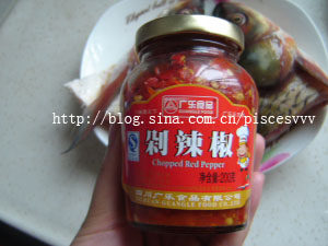 剁椒鱼头,取适量<a style='color:red;display:inline-block;' href='/shicai/ 4870'>剁辣椒</a>均匀涂抹到鱼头上