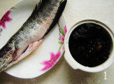 生抽鱼片,<a style='color:red;display:inline-block;' href='/shicai/ 395'>黑鱼</a>洗净、<a style='color:red;display:inline-block;' href='/shicai/ 136'>黑木耳</a>泡发备用